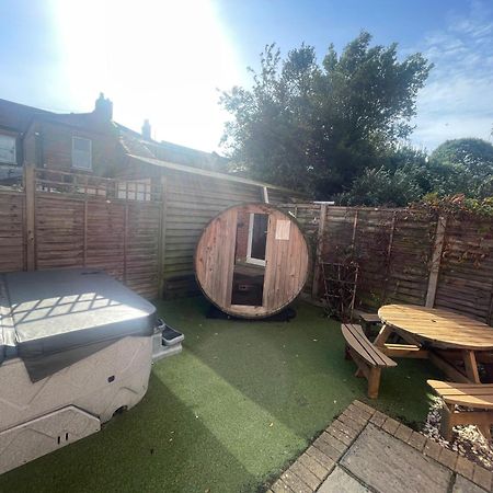 Holiday Home Hot Tub & Sauna Борнмът Екстериор снимка